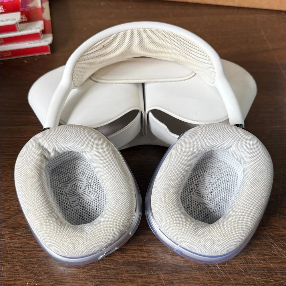 Apple AirPods Max - Silver and White - Lightning Cable charger